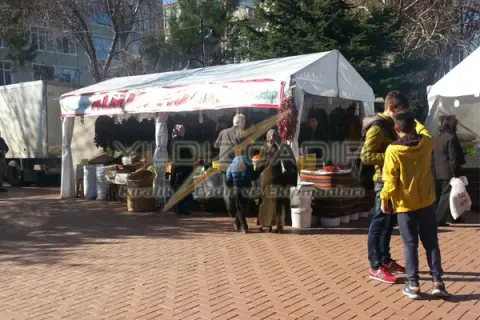 Yöresel ürünler pazarında stant çadırı