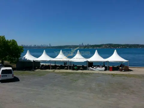 Boğaz kıyısında sıra hâlinde kubbeli çadırlar