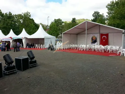 Tören alanında kubbeli çadırlar ve protokol çadırı