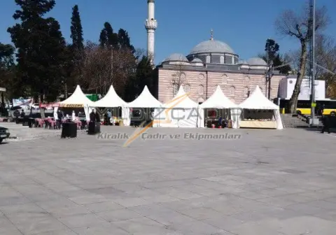 Cami önündeki meydanda kubbeli çadırlar