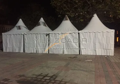 Gece yan yana dört kapalı kubbeli çadır