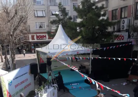 Sokak etkinliğinde sahne üstü kubbeli çadır