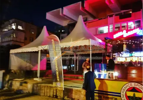 Gece etkinliğinde ışıklı kubbeli çadırlar