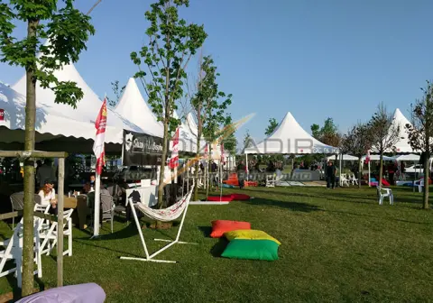 Parkta dinlenme alanı ve kubbeli çadırlar