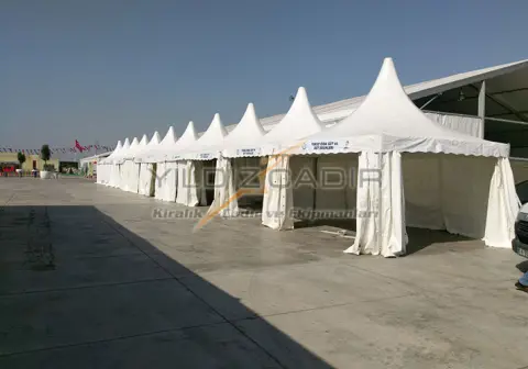 Geniş alanda uzun kubbeli çadır sırası