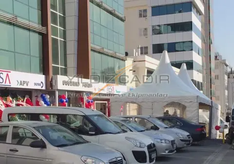 İş merkezi önünde kubbeli çadır