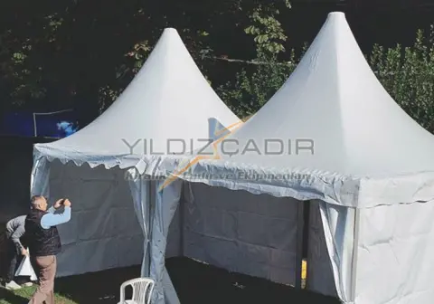 Gece yan yana iki kubbeli çadır