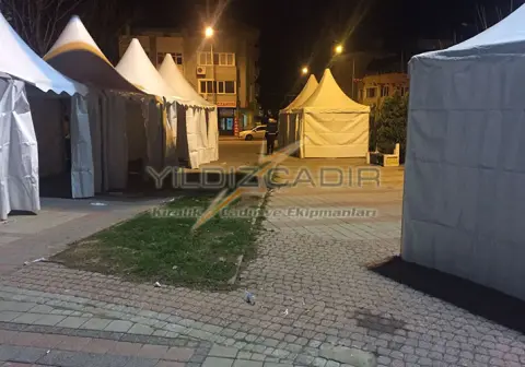 Gece sokakta kubbeli çadırlar