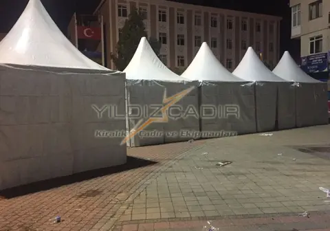 Gece okul önünde kubbeli çadır sırası