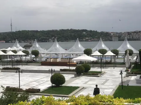 Boğaz kıyısında şeffaf kubbeli çadırlar