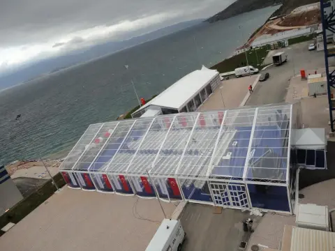 Deniz kenarında şeffaf çadır, üstten görünüm