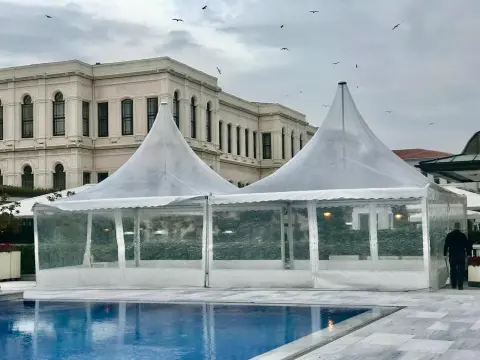 Havuz kenarında yan yana iki şeffaf kubbeli çadır