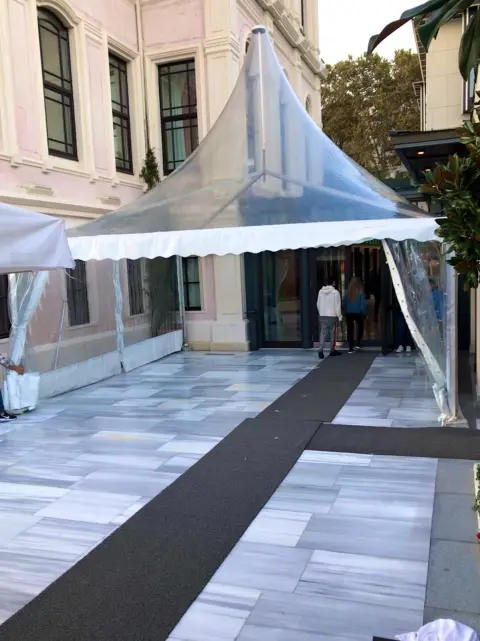 Bina girişinde şeffaf karşılama çadırı