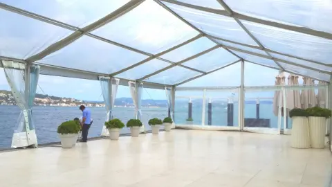 Deniz manzaralı şeffaf çadır iç mekânı