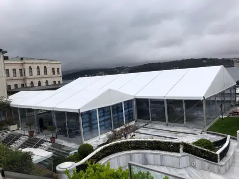 Cam panelli, beyaz çatılı etkinlik çadırı