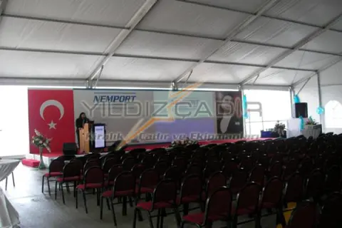 Çadır içinde sahne ve protokol oturma düzeni