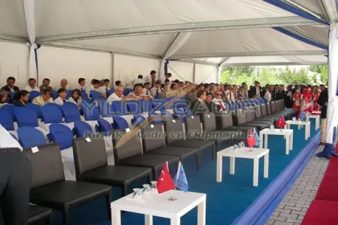 Tribün çadırında protokol koltukları ve davetliler