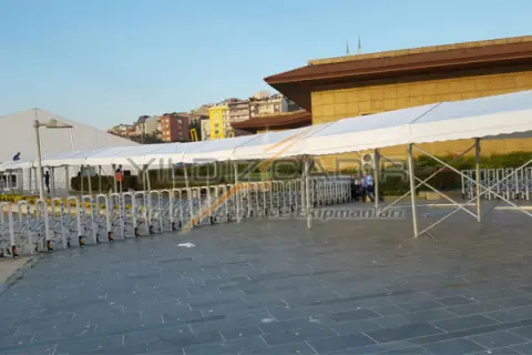Sahil boyunca uzun yürüyüş yolu çadırı