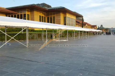 Sahil şeridinde uzun koridor çadırı