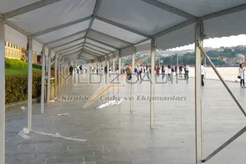 Yürüyüş yolu çadırının altından görünüm