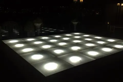 Işıklı cam zemin, gece görünümü