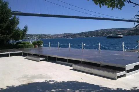 Boğaz kıyısında platform podyum